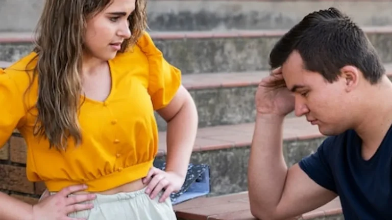 7 Sinais silenciosos de traição: Como identificar mudanças preocupantes no seu relacionamento