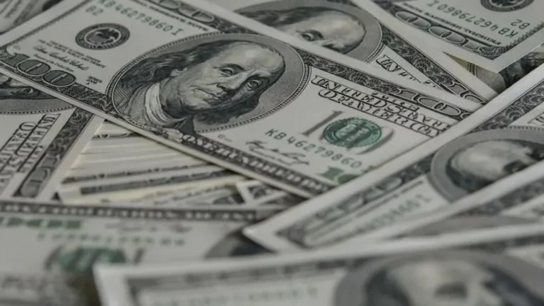 Dólar alto: como economizar em viagens internacionais